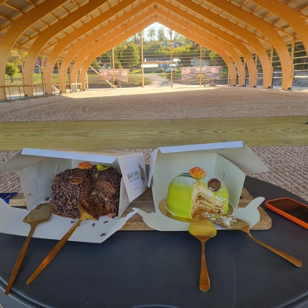 Det nya ridhuset på Uddens Sjögård, med tårtor i förgrunden