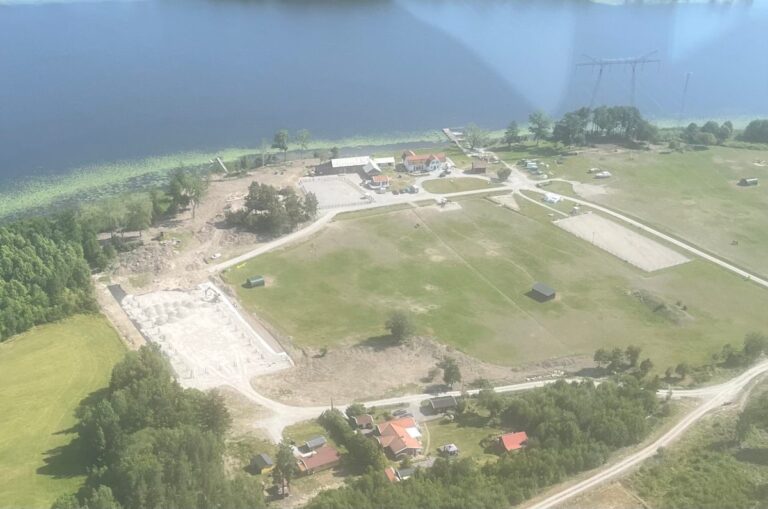 Grunden till ridhuset byggs